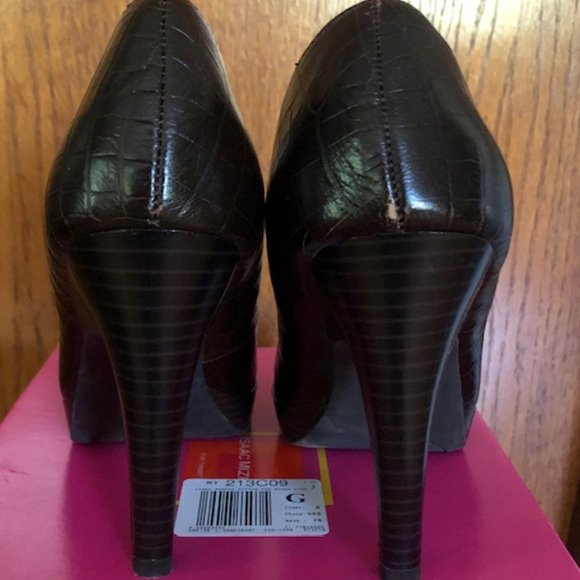 Isaac Mizrahi Brown Pump - Picture 3 of 5